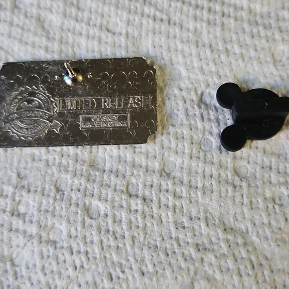 Disney Pin Tinkerbell "Admit One" ticket - Picture 2 of 2